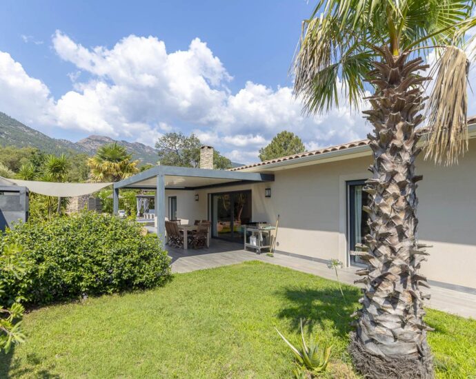 Sainte Lucie de Porto Vecchio, villa T6,  avec piscine, proche plage et fleuve