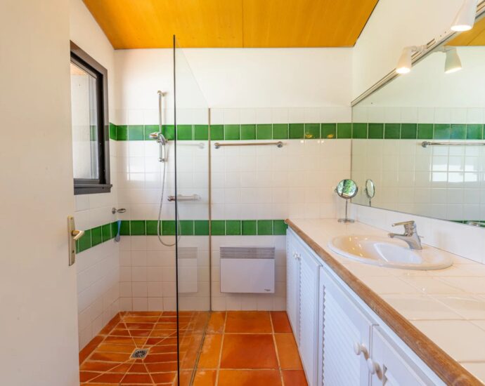 Coti-Chiavari, South Shore, 2 villas, Swimming pool, 7 bedrooms, sea view, walking distance to the beach.”