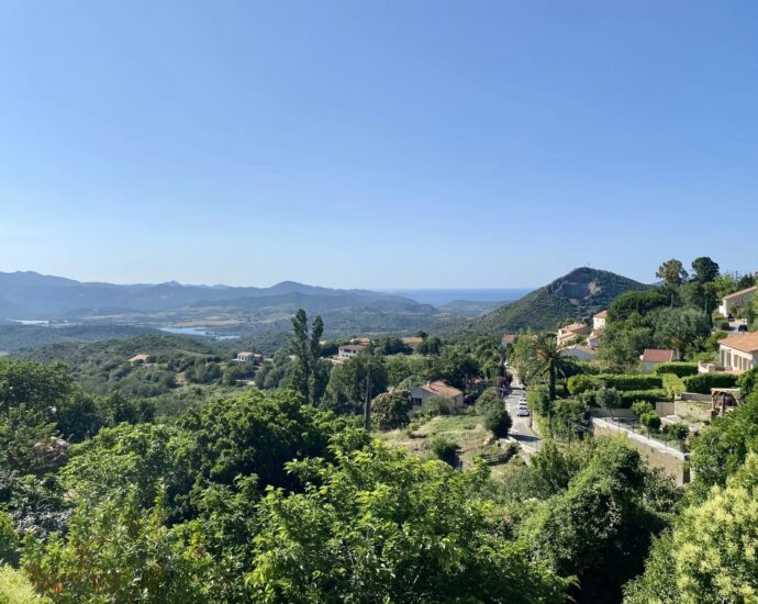 Manor house overlooking the Nebbiu valley and the Gulf of Saint-Florent