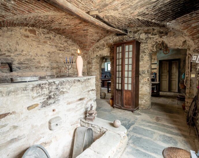 Manor house overlooking the Nebbiu valley and the Gulf of Saint-Florent