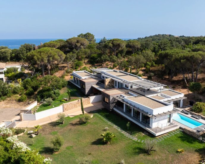 Capicciola –  Villa mitoyenne T6, sans vis à vis,  vue mer, proche plage