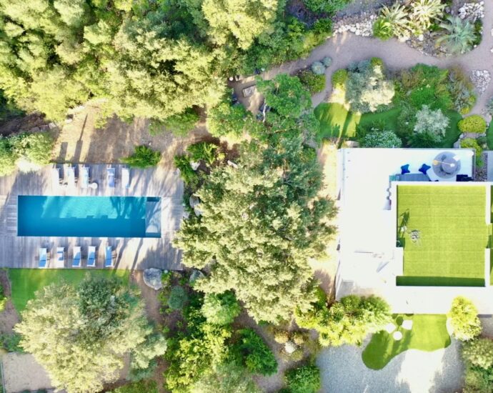 Villa contemporaine 5 chambres avec piscine et vue mer, au cœur du maquis