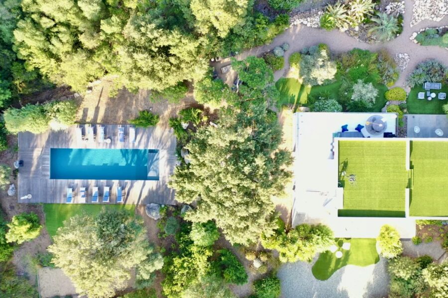 Villa contemporaine 5 chambres avec piscine et vue mer, au cœur du maquis