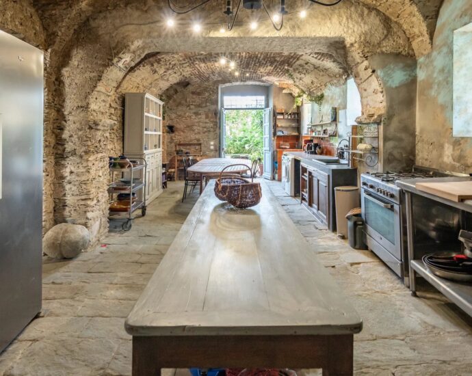 Manor house overlooking the Nebbiu valley and the Gulf of Saint-Florent
