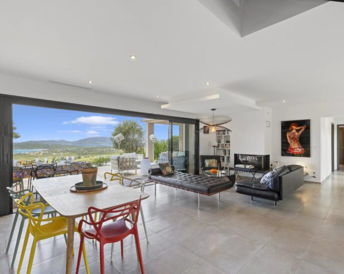 Saint-Cyprien, 5 bedroom villa, a 2 bedroom independent apartment, swimming pool, sea view, close to the beach
