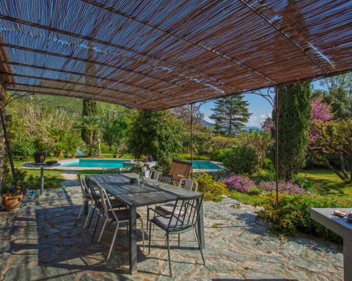 Saint Florent, propriété en pierres sur parc arboré, piscine, proche plage