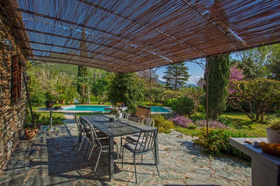 Saint Florent, propriété en pierres sur parc arboré, piscine, proche plage