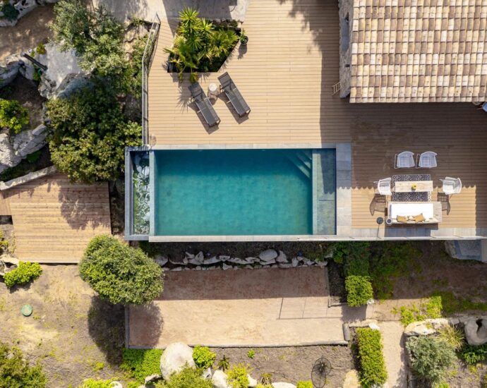 Sotta, bergerie avec piscine à débordement, 4 chambres, vue dégagée, proche plage.