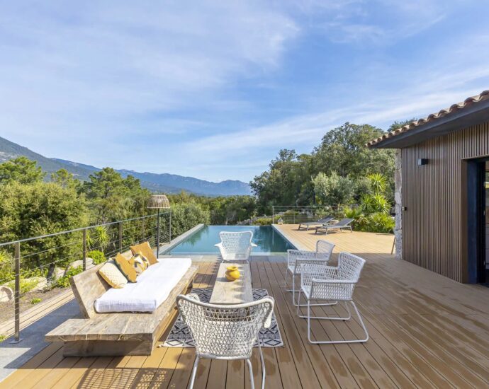 Sotta, bergerie avec piscine à débordement, 4 chambres, vue dégagée, proche plage.