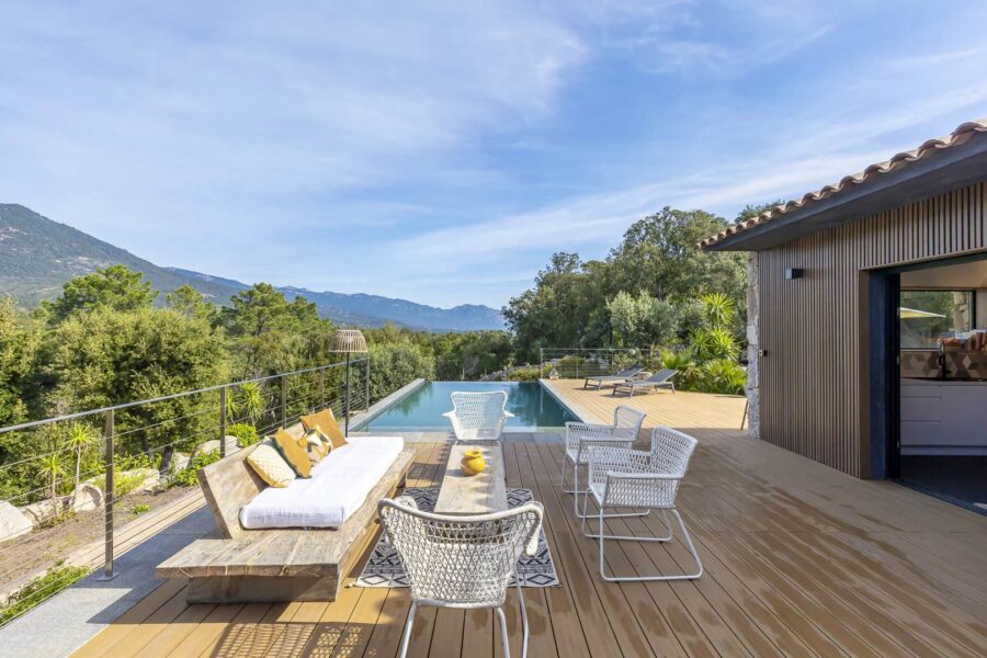 Sotta, bergerie avec piscine à débordement, 4 chambres, vue dégagée, proche plage.