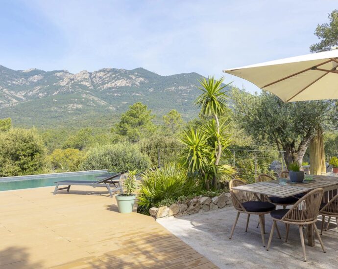Sotta, bergerie avec piscine à débordement, 4 chambres, vue dégagée, proche plage.