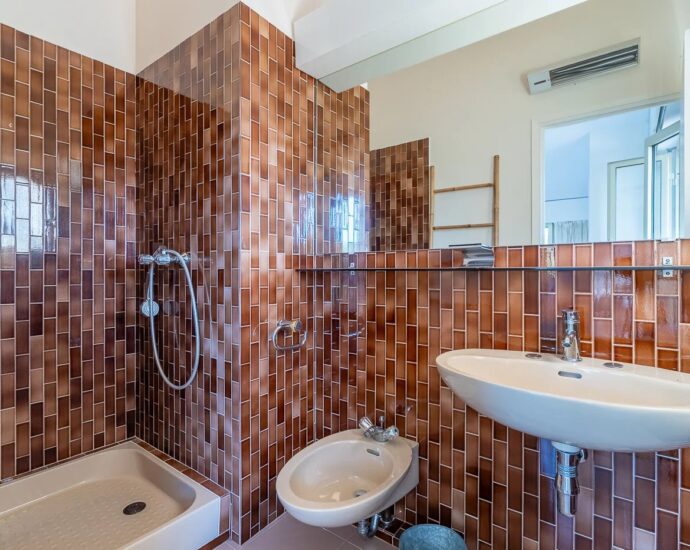 Exclusivité – Lido de la Marana, villa 4 chambres, piscine, terrain de tennis, plage à pied