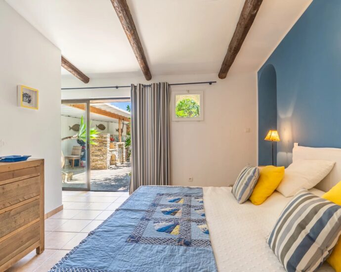 Erbalunga, 6-bedroom villa, waterfront, panoramic sea view, swimming pool