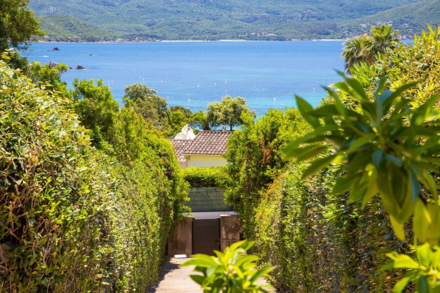 Exclusivité, Porticcio, Presqu’île d’Isolella, Villa type mas, 7 chambres, accès plage à pied, en bord de mer