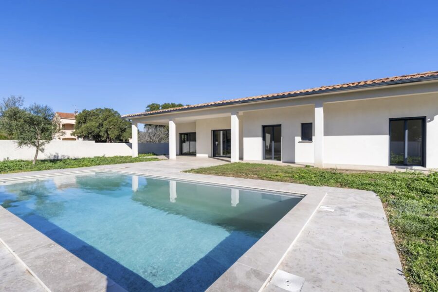 Solenzara, Marine de Solaro, Contemporary Villa, 5 Bedrooms, Heated Pool, Open Mountain Views, Walking Distance to the Beach