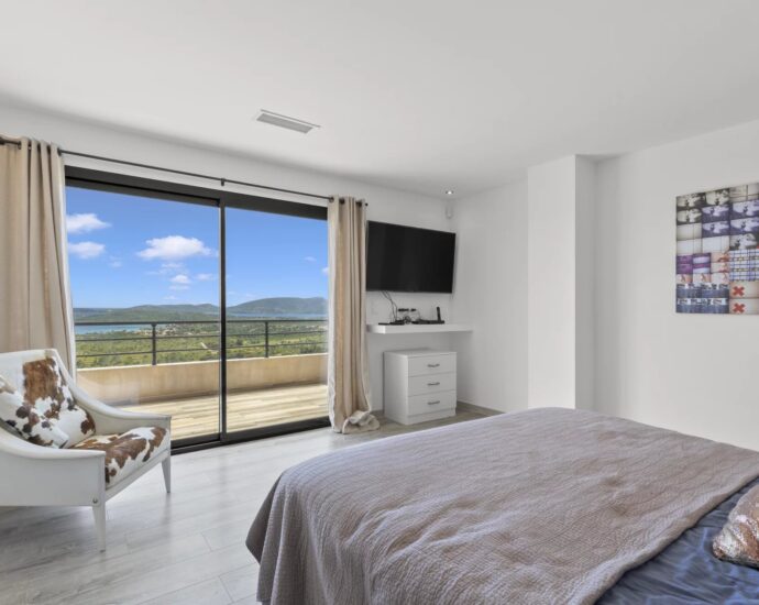 Saint-Cyprien, 5 bedroom villa, a 2 bedroom independent apartment, swimming pool, sea view, close to the beach