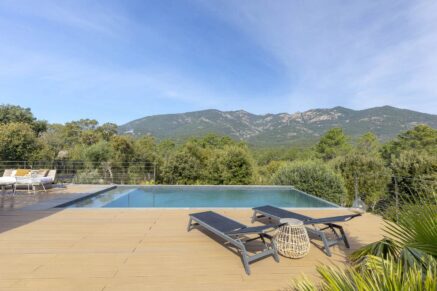 Sotta, bergerie avec piscine à débordement, 4 chambres, vue dégagée, proche plage.