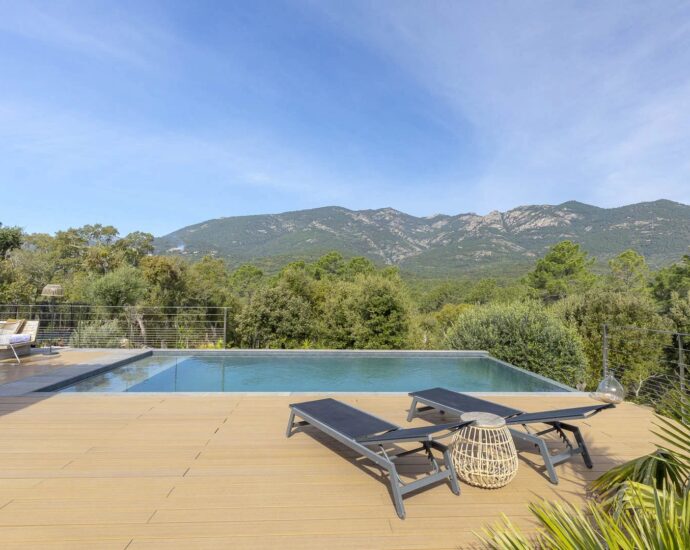 Sotta, bergerie avec piscine à débordement, 4 chambres, vue dégagée, proche plage.