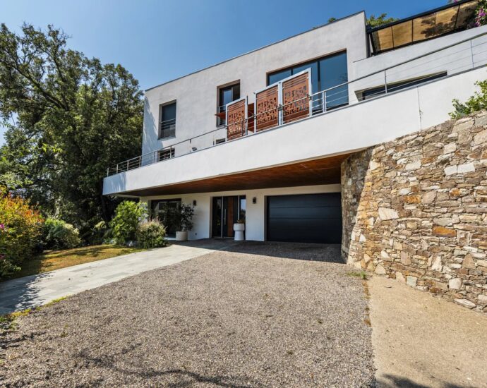 Bastia, villa contemporaine avec vue mer panoramique et piscine intérieure