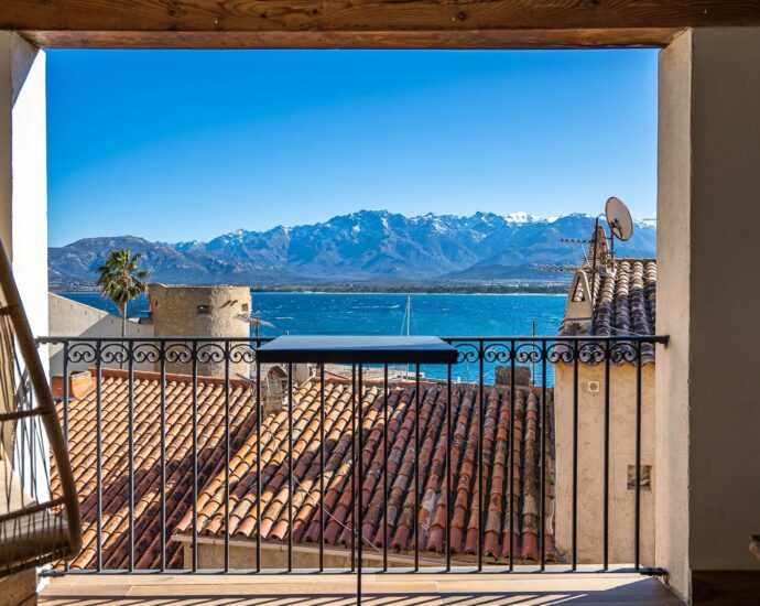 Calvi, centre ancien, appartement de type 4 en duplex, vue sur le Golfe