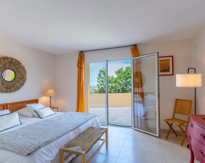Calvi. Villa 5 chambres. vue mer panoramique. piscine chauffée. proche de plages.