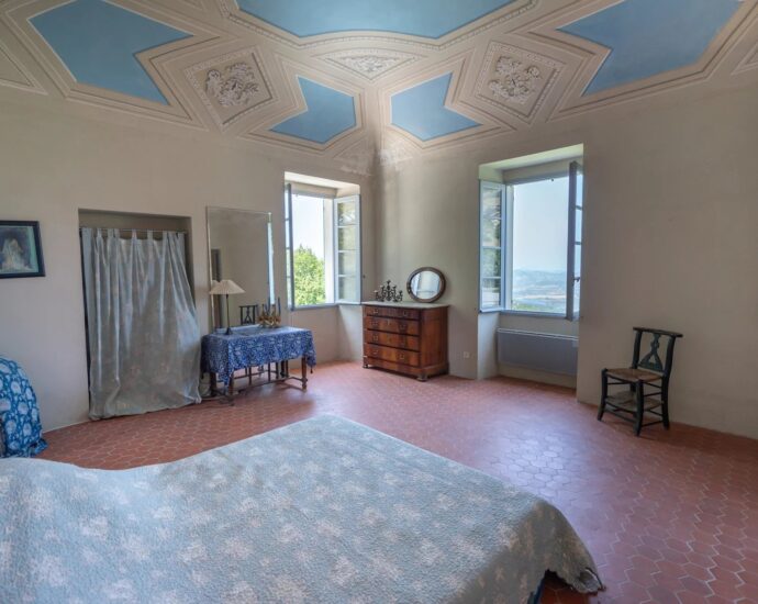 Manor house overlooking the Nebbiu valley and the Gulf of Saint-Florent