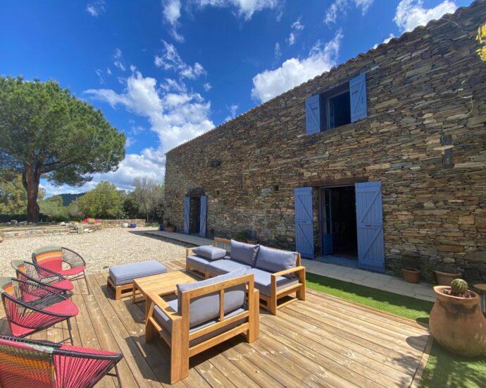 Exclusivité, Saint-Florent, villa en pierres, 5 chambres, parc arboré avec piscine, proche plage