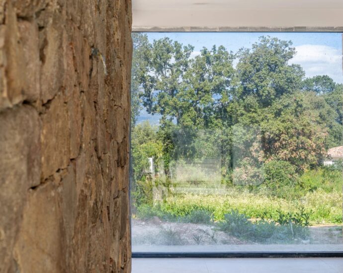Exclusivité – Porto-Vecchio, Villa d’architecte, 6 chambres, piscine, vue montagne