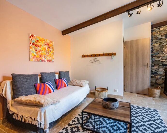 Exclusive, Saint-Florent, stone villa, 5 bedrooms, wooded grounds with swimming pool, close to the beach
