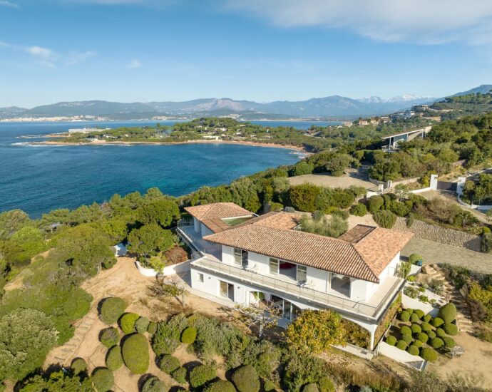 Rive sud d’Ajaccio exclusivité     propriété d’exception bord de mer plage à pied..