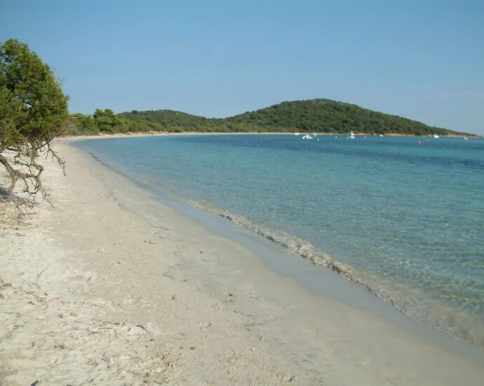 Arasu – Terrain d’environ 2 499 m² avec permis de construire et plage à pied