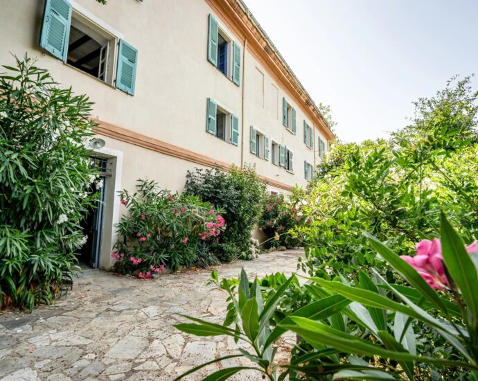 Manor house overlooking the Nebbiu valley and the Gulf of Saint-Florent