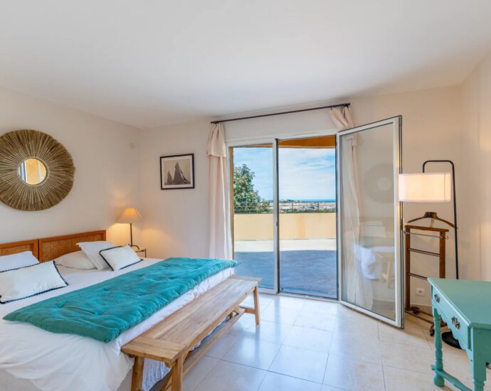 Calvi. Villa 5 chambres. vue mer panoramique. piscine chauffée. proche de plages.