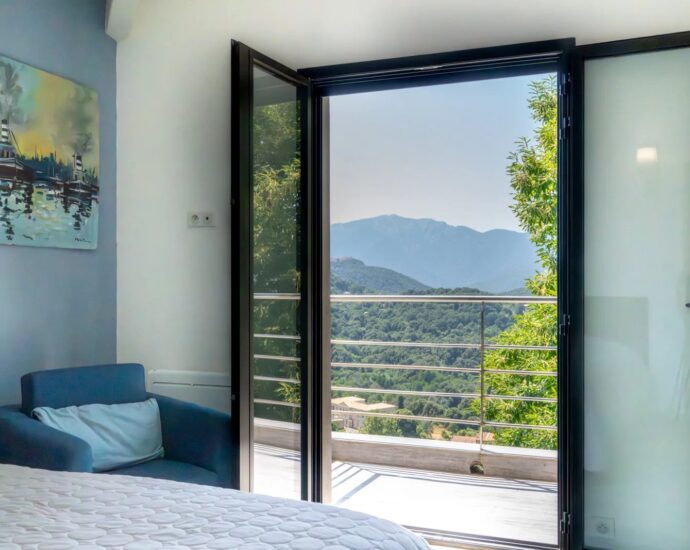 Ucciani, 3-Bedroom Villa with Panoramic Mountain Views