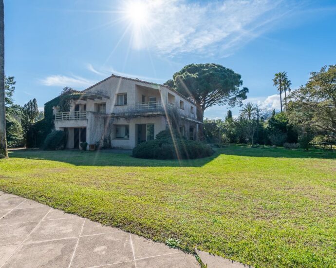 Exclusivité – Lido de la Marana, villa 4 chambres, piscine, terrain de tennis, plage à pied