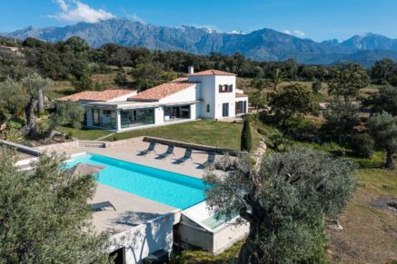 Lumio, Villa 6 chambres, vue mer panoramique, piscine à débordement, proche plage