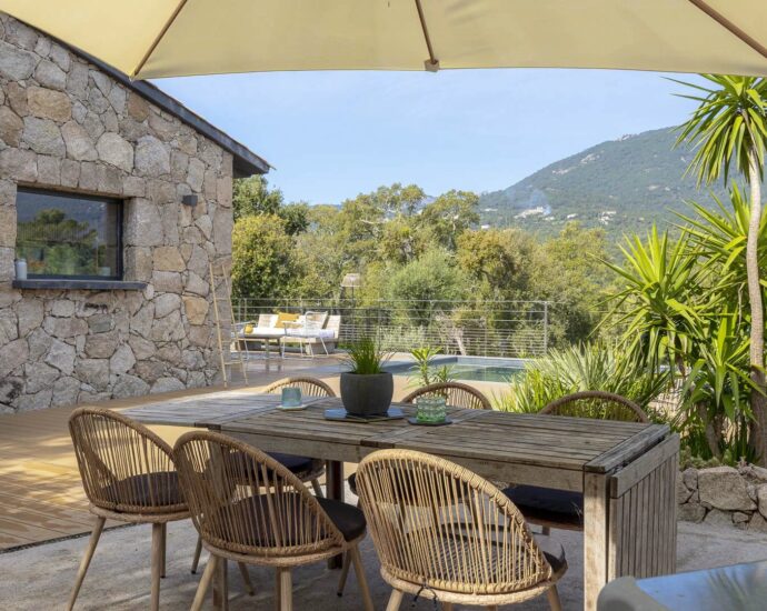Sotta, bergerie avec piscine à débordement, 4 chambres, vue dégagée, proche plage.