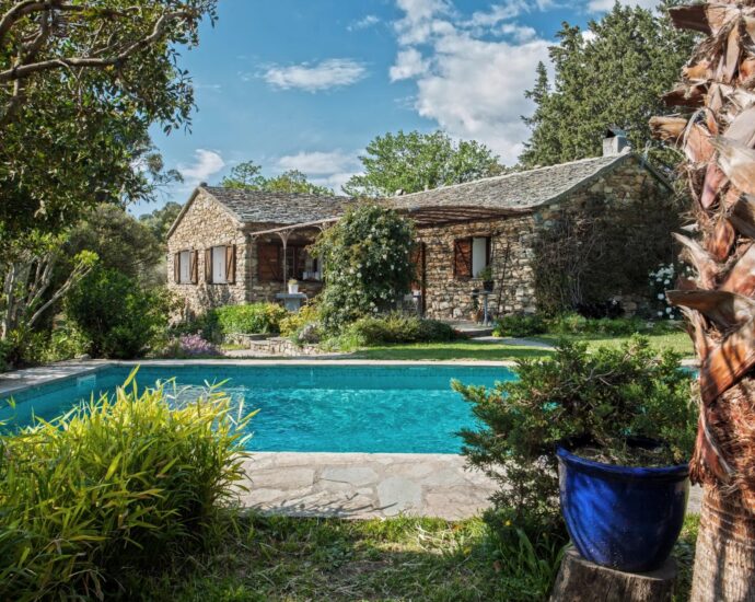 Saint Florent, propriété en pierres sur parc arboré, piscine, proche plage