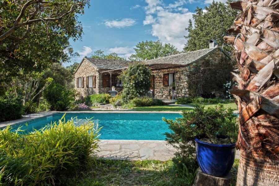 Saint Florent, propriété en pierres sur parc arboré, piscine, proche plage