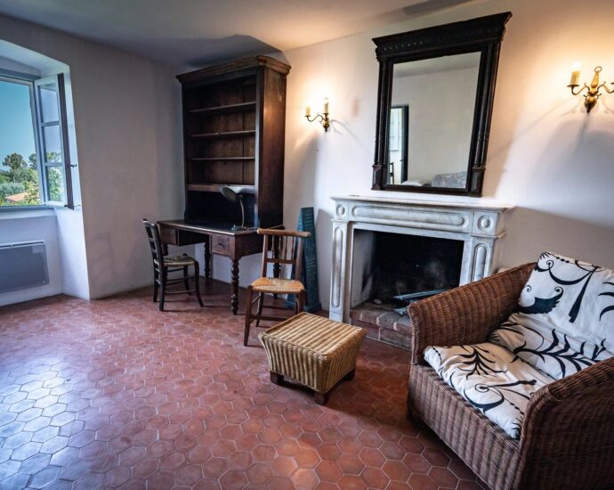 Manor house overlooking the Nebbiu valley and the Gulf of Saint-Florent