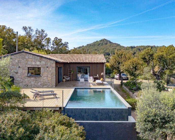 Sotta, bergerie avec piscine à débordement, 4 chambres, vue dégagée, proche plage.