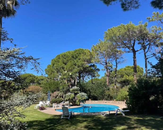 Exclusivité – Lido de la Marana, villa 4 chambres, piscine, terrain de tennis, plage à pied