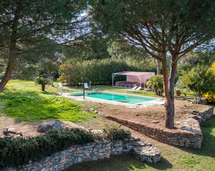 Exclusive, Saint-Florent, stone villa, 5 bedrooms, wooded grounds with swimming pool, close to the beach