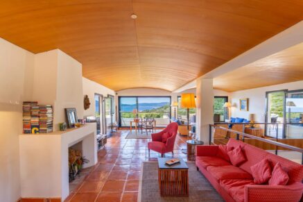 Coti-Chiavari, South Shore, 2 villas, Swimming pool, 7 bedrooms, sea view, walking distance to the beach.”