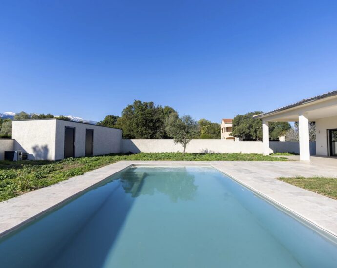 Solenzara, Marine de Solaro, Contemporary Villa, 5 Bedrooms, Heated Pool, Open Mountain Views, Walking Distance to the Beach