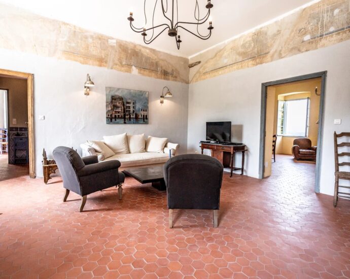 Manor house overlooking the Nebbiu valley and the Gulf of Saint-Florent