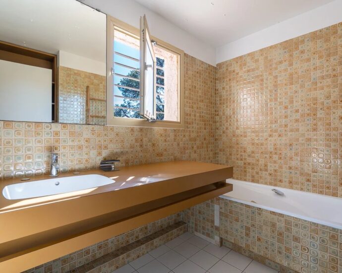 Exclusivité – Lido de la Marana, villa 4 chambres, piscine, terrain de tennis, plage à pied