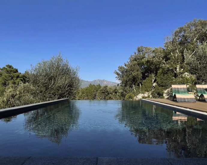 Sotta, bergerie avec piscine à débordement, 4 chambres, vue dégagée, proche plage.