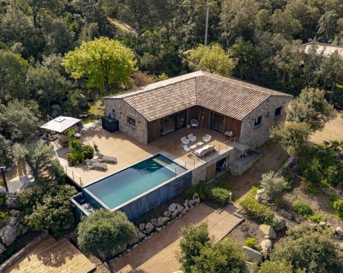 Sotta, bergerie avec piscine à débordement, 4 chambres, vue dégagée, proche plage.