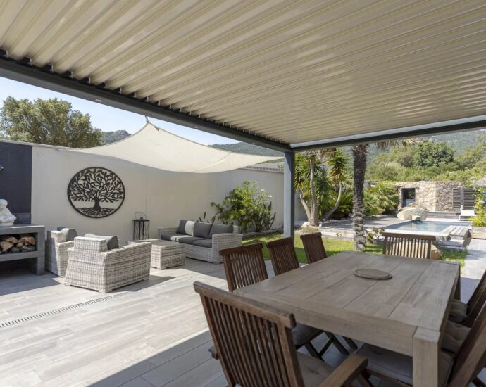 Sainte Lucie de Porto Vecchio, villa T6,  avec piscine, proche plage et fleuve